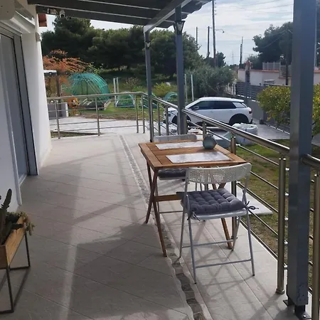 Sunny Home Is A Modern Studio With Views Of The Bay And Mountains With Private Parking *