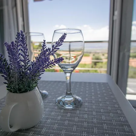 Sunny Loutraki Is A Modern With Views Of The Bay And Mountains With Private Parking شقة