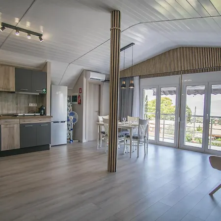Sunny Loutraki Is A Modern With Views Of The Bay And Mountains With Private Parking شقة لوتراكي