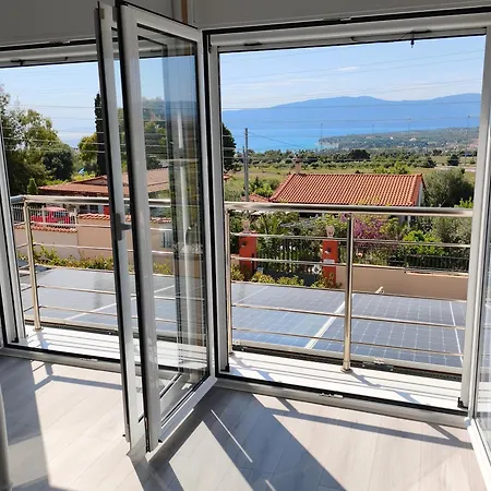 شقة Sunny Loutraki Is A Modern With Views Of The Bay And Mountains With Private Parking لوتراكي