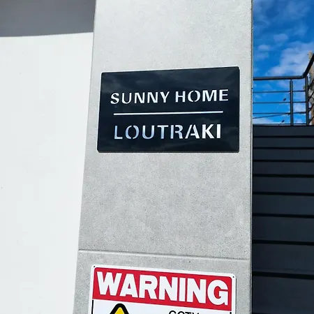 Sunny Loutraki Is A Modern With Views Of The Bay And Mountains With Private Parking شقة لوتراكي