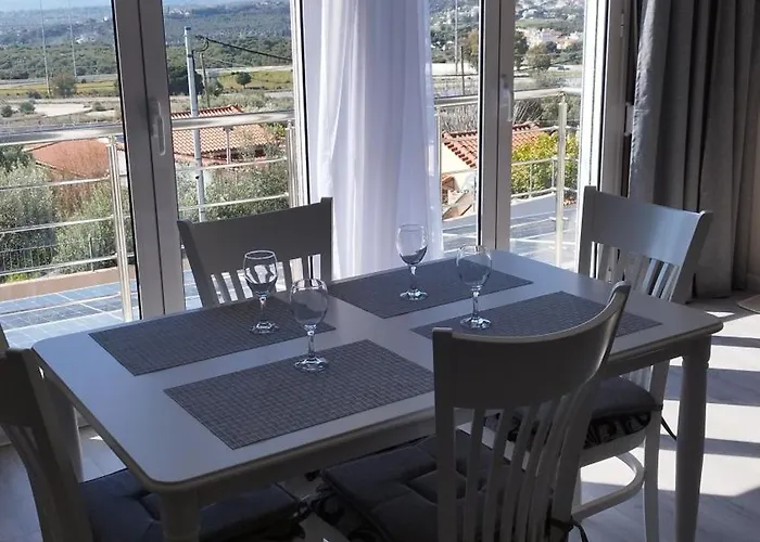 شقة Sunny House Loutraki Is A Modern Loft Studio With Views Of The Bay And Mountains On The Top Floor With A Separate Entrance And Private Parking *