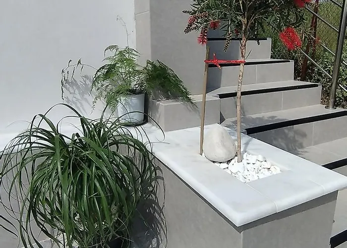 Sunny House Loutraki Is A Modern Loft Studio With Views Of The Bay And Mountains On The Top Floor With A Separate Entrance And Private Parking * إسثْمِيا