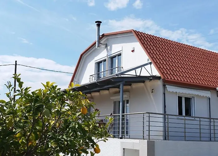 شقة Sunny House Loutraki Is A Modern Loft Studio With Views Of The Bay And Mountains On The Top Floor With A Separate Entrance And Private Parking إسثْمِيا