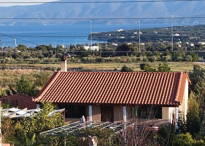 شقة Sunny House Loutraki Is A Modern Loft Studio With Views Of The Bay And Mountains On The Top Floor With A Separate Entrance And Private Parking