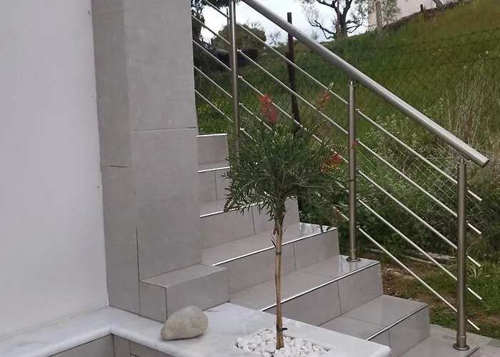 Sunny House Loutraki Is A Modern Loft Studio With Views Of The Bay And Mountains On The Top Floor With A Separate Entrance And Private Parking شقة