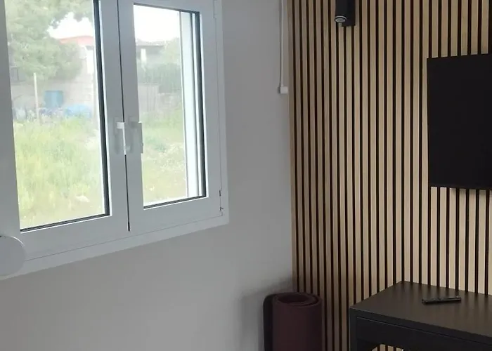 شقة Sunny House Loutraki Is A Modern Loft Studio With Views Of The Bay And Mountains On The Top Floor With A Separate Entrance And Private Parking *