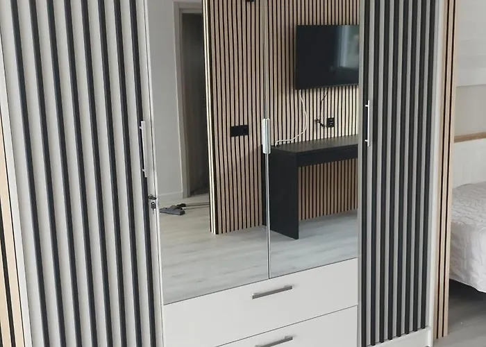 Sunny House Loutraki Is A Modern Loft Studio With Views Of The Bay And Mountains On The Top Floor With A Separate Entrance And Private Parking شقة