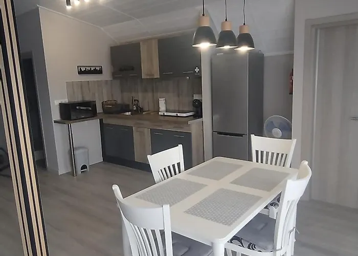 شقة Sunny House Loutraki Is A Modern Loft Studio With Views Of The Bay And Mountains On The Top Floor With A Separate Entrance And Private Parking *
