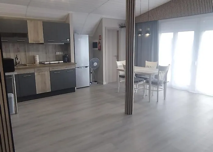 Sunny House Loutraki Is A Modern Loft Studio With Views Of The Bay And Mountains On The Top Floor With A Separate Entrance And Private Parking إسثْمِيا
