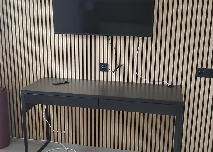 شقة Sunny House Loutraki Is A Modern Loft Studio With Views Of The Bay And Mountains On The Top Floor With A Separate Entrance And Private Parking *