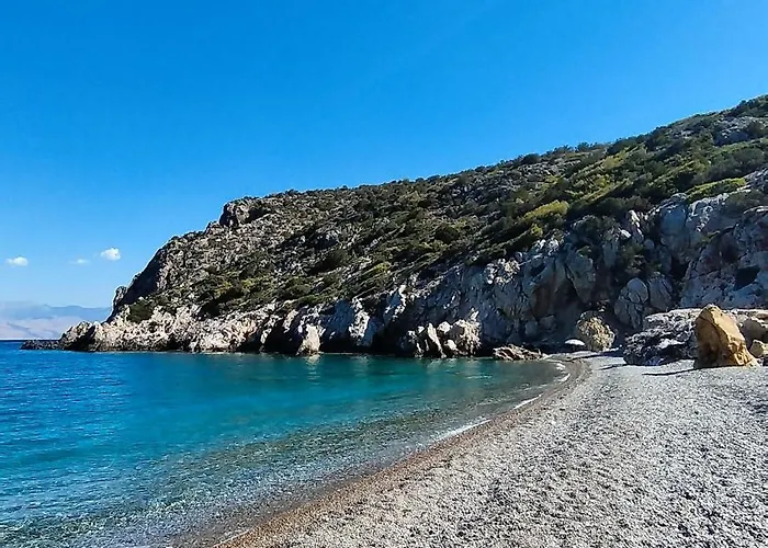 شقة Sunny House Loutraki Is A Modern Loft Studio With Views Of The Bay And Mountains On The Top Floor With A Separate Entrance And Private Parking *