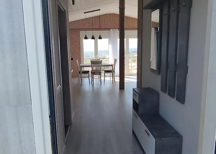 شقة Sunny House Loutraki Is A Modern Loft Studio With Views Of The Bay And Mountains On The Top Floor With A Separate Entrance And Private Parking