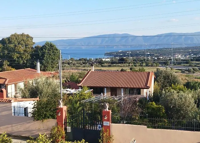 شقة Sunny House Loutraki Is A Modern Loft Studio With Views Of The Bay And Mountains On The Top Floor With A Separate Entrance And Private Parking *