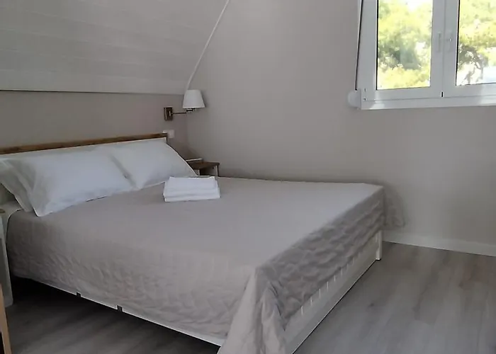 شقة Sunny House Loutraki Is A Modern Loft Studio With Views Of The Bay And Mountains On The Top Floor With A Separate Entrance And Private Parking