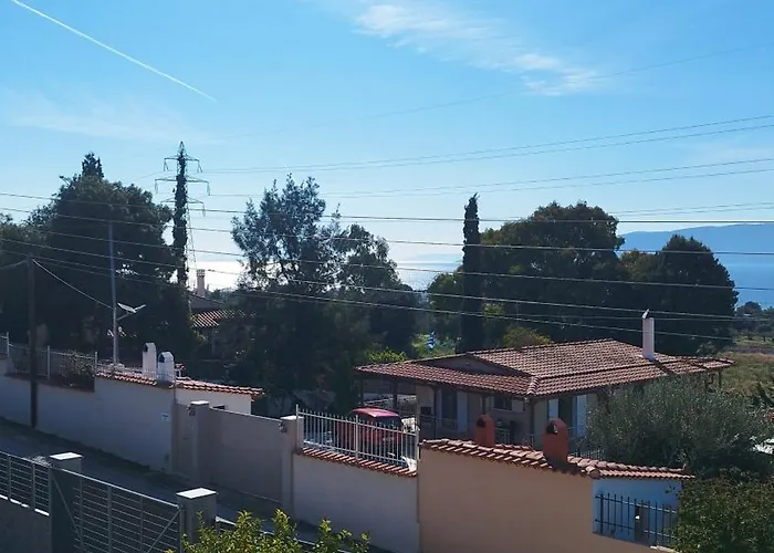 شقة Sunny House Loutraki Is A Modern Loft Studio With Views Of The Bay And Mountains On The Top Floor With A Separate Entrance And Private Parking إسثْمِيا