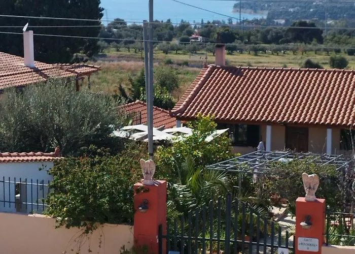 Sunny House Loutraki Is A Modern Loft Studio With Views Of The Bay And Mountains On The Top Floor With A Separate Entrance And Private Parking إسثْمِيا