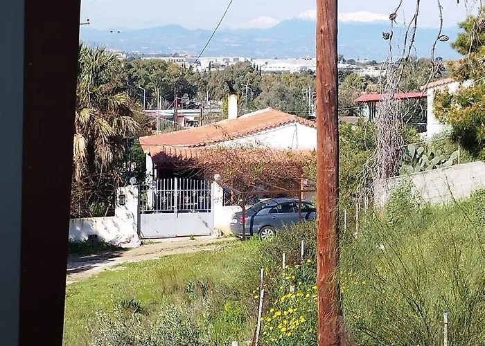 Sunny House Loutraki Is A Modern Loft Studio With Views Of The Bay And Mountains On The Top Floor With A Separate Entrance And Private Parking شقة إسثْمِيا