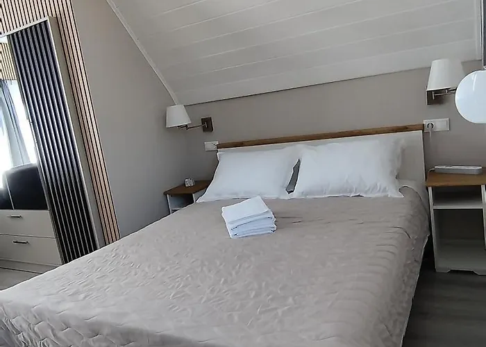 Sunny House Loutraki Is A Modern Loft Studio With Views Of The Bay And Mountains On The Top Floor With A Separate Entrance And Private Parking شقة