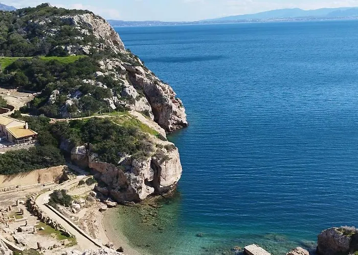 Sunny House Loutraki Is A Modern Loft Studio With Views Of The Bay And Mountains On The Top Floor With A Separate Entrance And Private Parking