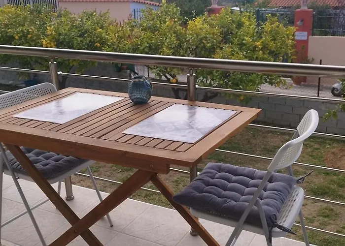 Sunny House Loutraki Is A Modern Loft Studio With Views Of The Bay And Mountains On The Top Floor With A Separate Entrance And Private Parking إسثْمِيا
