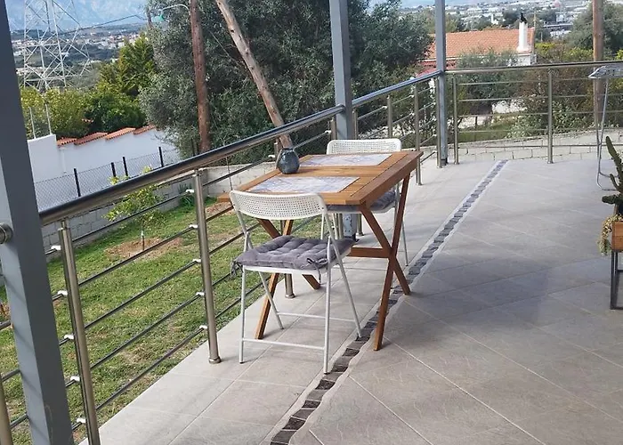 Sunny House Loutraki Is A Modern Loft Studio With Views Of The Bay And Mountains On The Top Floor With A Separate Entrance And Private Parking شقة