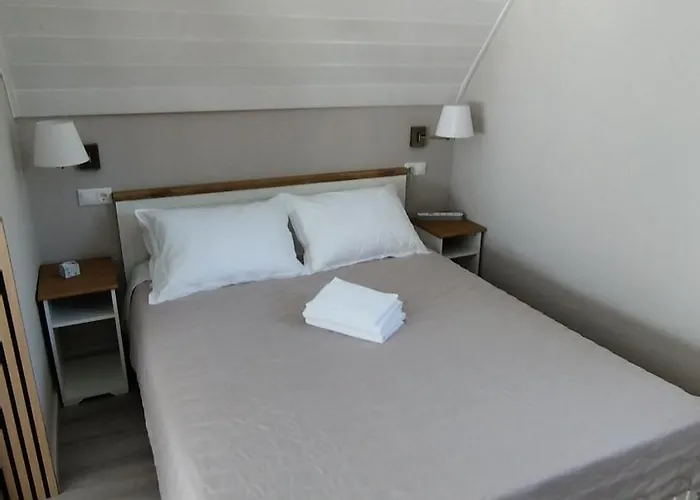 Sunny House Loutraki Is A Modern Loft Studio With Views Of The Bay And Mountains On The Top Floor With A Separate Entrance And Private Parking إسثْمِيا