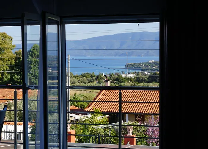Sunny House Loutraki Is A Modern Loft Studio With Views Of The Bay And Mountains On The Top Floor With A Separate Entrance And Private Parking *