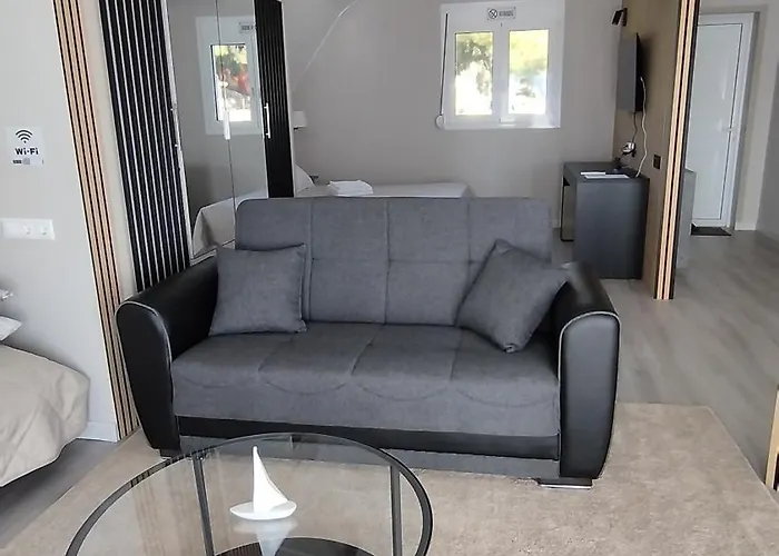 Sunny House Loutraki Is A Modern Loft Studio With Views Of The Bay And Mountains On The Top Floor With A Separate Entrance And Private Parking *